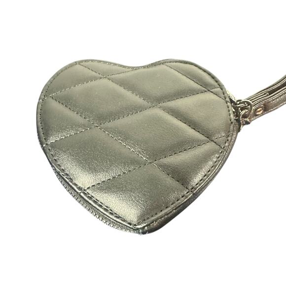 NWT Juicy Couture Women's Heart-Shaped Quilted Wristlet Wallet Silver Zip Around - Picture 3 of 5